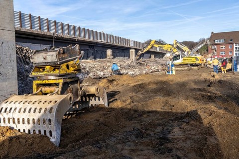 Demolition of the 120 meter long motorway bridge of the A516, across Teutoburger Straße in