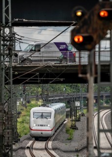 ICE 2 train on the line between Bochum and Dortmund, near Dortmund-Marten, multi-lane line for