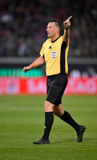 Referee Referee Sven Jablonski Gesture Gesture Relegation, Bundesliga, Voith-Arena, Heidenheim,