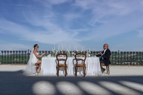 Elegant wedding reception in an ancient villa in Treia, Macerata. The outdoor setting features a