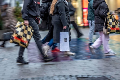 Pedestrian zone, passers-by hurrying, shopping between the years, exchanging, shopping bags,