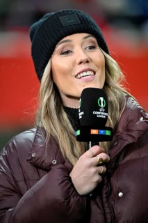 RTL reporter presenter Laura Papendick, portrait, in interview microphone microphone logo smiling