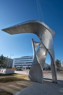 Artwork The Wings by Daniel Liebeskind, in front of the reception building of the Siemens Campus,