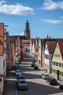 Löpsinger Straße in the old town of Nördlingen with the 90 meter high Daniel, a 90 meter high