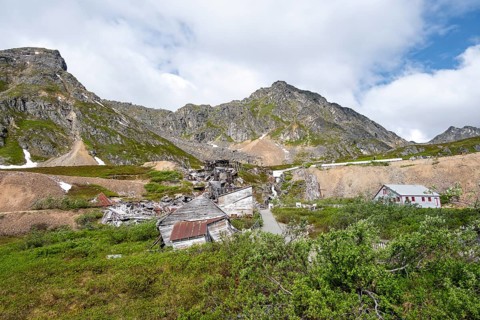 Building of the former Gold Mine Independence Mine in mountainous landscape, Independence Mine