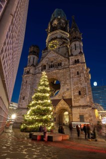 Illuminated Christmas tree in front of the Kaiser Wilhelm Memorial Church, Blue Hour,