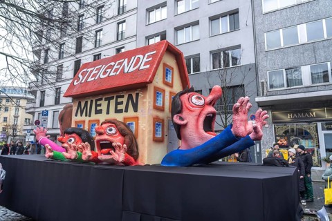 Rose Monday procession in Düsseldorf, theme car by wagon manufacturer Jacques Tilly, topic of