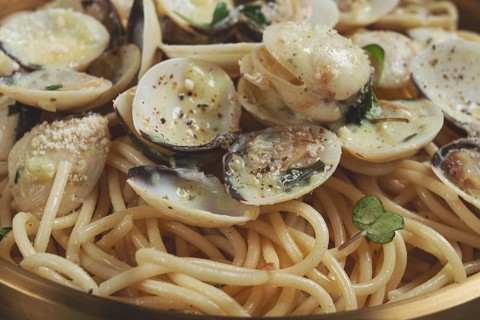 Spaghetti with vongole clams, in cream sauce, carbonara, in a brass pan, homemade, top view, no