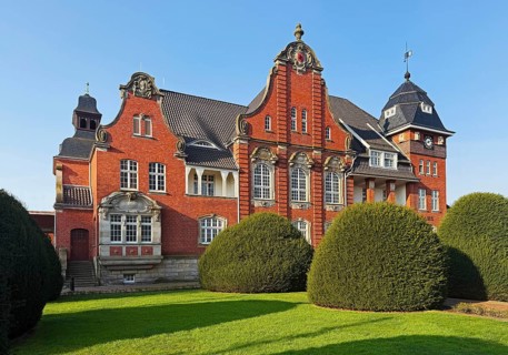 The old town hall in neo-gothic style with front garden, Papenburg, Emsland, Lower Saxony, Germany
