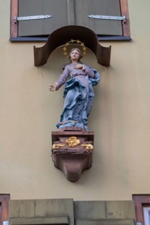 Figure of the Virgin Mary with canopy on a house, Dinkelsbühl, Bavaria, Germany
