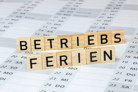 Wooden letters on a calendar show the word BETRIEBSFERIEN
