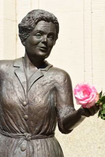 Europe, Germany, Northern Germany, Ohnsorgtheater, popular actress, life-size bronze statue of