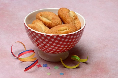 Schenkeli in a bowl, sweet pastry for the carnival season, Switzerland
