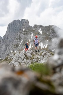 Mountaineer with helmet, ascent to Ackerlspitze, behind Maukspitze, Wilder Kaiser, Kaiser