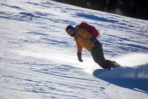 Oberjoch, Bavaria: Experienced snowboarder on a red piste