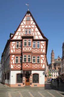 Historisches Restaurant Weinhaus zum Spiegel, half-timbered house, Augustinerstraße,