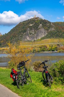 Cycle path on the Drachenfels, a mountain in the Siebengebirge on the Rhine between Bad Honnef and
