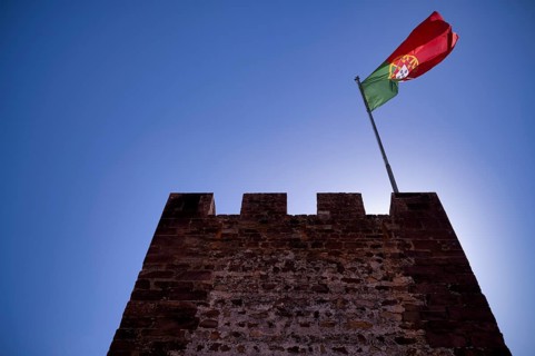 Castle, Castelo de Silves, Portuguese flag, Silves, Algarve, Portugal