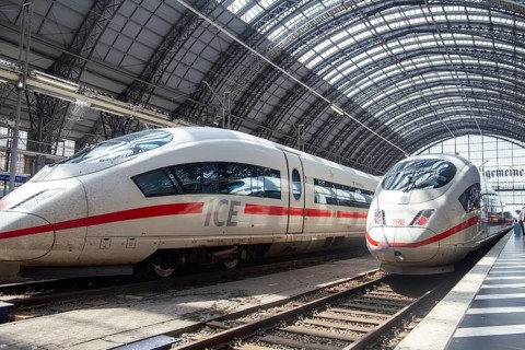 04 June 2024: Frankfurt Central Station with stopping ICE trains and lots of passenger traffic