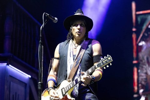 Tommy Henriksen (guitarist) live on Too close for comfort Tour at Max-Schmeling-Halle in Berlin on