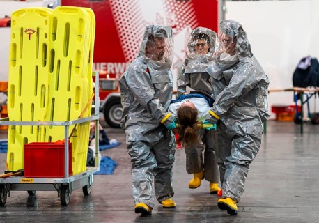 Decontamination of injured persons after an assumed accident involving hazardous substances, fire