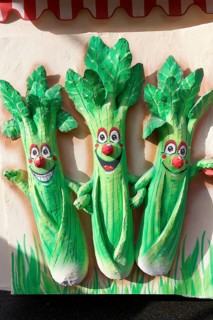 Celery, paper mache cartoon characters on a carnival float, Düseldorfer Rosenmontagszug,