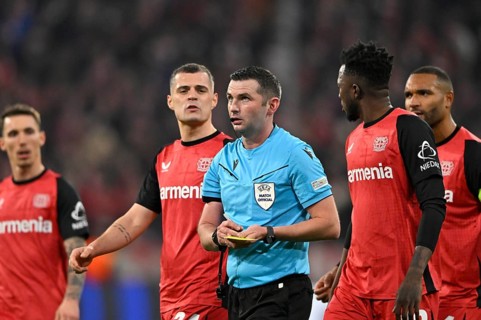 Referee Michael Oliver (ENG) notes yellow card yellow caution Granit Xhaka Bayer 04 Leverkusen (34)