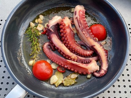 Squid, octopus, olive oil, garlic, tomatoes, in the pan, Food, Stuttgart, Baden-Württemberg,