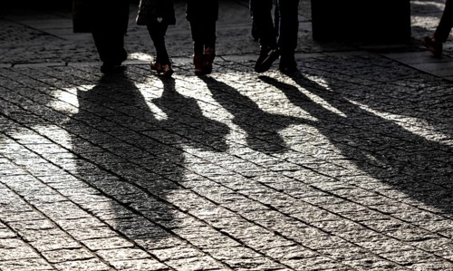 Pedestrians in a pedestrian zone, winter, long shadows, Dortmund, North Rhine-Westphalia, Germany