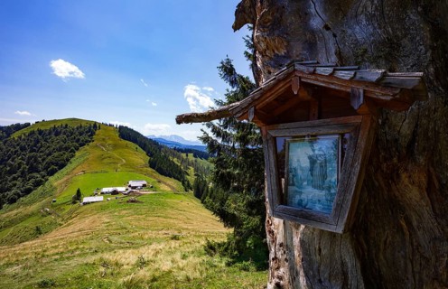 Wayside shrine with view to Oberwiesalm and Loibersbacher Höhe, Osterhorngruppe, Salzkammergut,