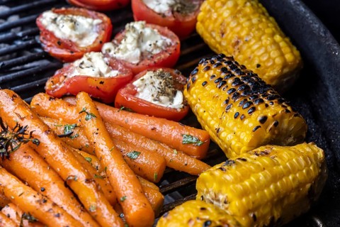 You can also grill vegetarian food without meat. Vegetables such as carrots, tomatoes and sweetcorn