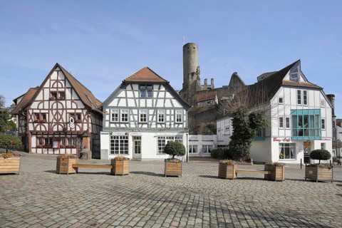 Werneplatz with half-timbered houses, restaurant and castle, Eppstein, Taunus, Hesse, Germany