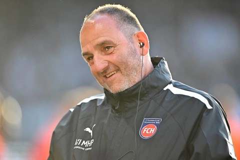 Coach Frank Schmidt 1. FC Heidenheim 1846 FCH Portrait smiles Relegation, Bundesliga, Voith-Arena,