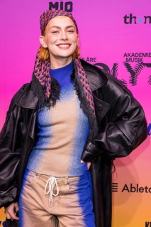 Alli Neumann on the red carpet in front of the Polyton 2024 award ceremony in Berlin's Atelier