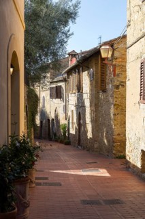 Narrow alleyways in the medieval town of San Gimignano, province of Siena, Tuscany, Italy
