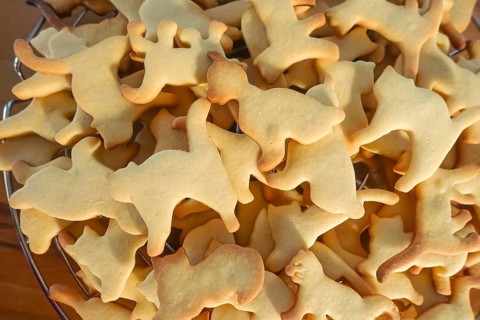 Swabian cuisine, Swabian Christmas biscuits, Ausstecherle, shortbread biscuits, cat figurines,