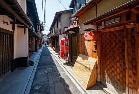 Alley with traditional houses in Gion district, Kyoto, Japan