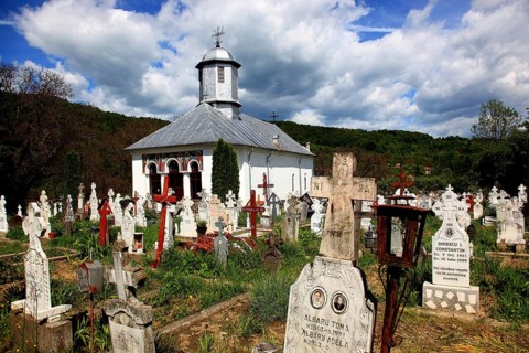 Biserica Sfantul Ierarh Nicolael, Saint Nicholas Church, with cemetery, in the municipality of