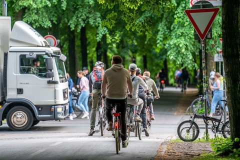 One of 4 road crossings of the Promenade cycle path, a tree-lined, car-free, approximately 4.5 km