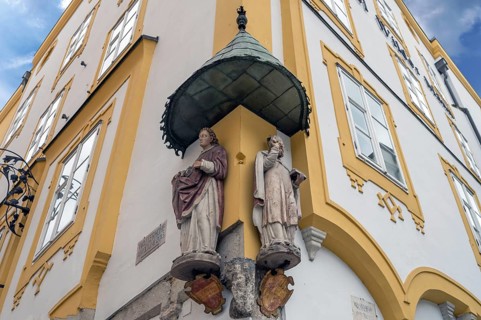 Two figures of saints with canopy on a corner house, Passau, Nieferbayern, Bavaria, Germany