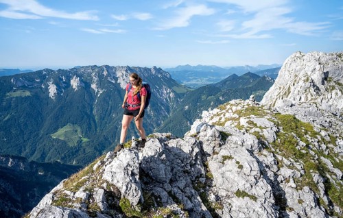 Mountaineer on a ridge path, traversing the Hackenköpfe, behind summit, Scheffauer, rocky mountains