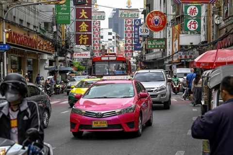Street scene on Yaowarat Road, China Town, Chinese neighbourhood, Sampheng, Bangkok, Thailand