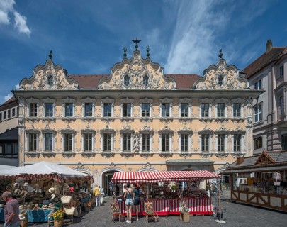 Market stalls in front of the Haus Zum Falken, Rockoko façade since 1751, market square, Würzburg,