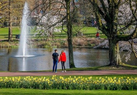 Walkers in the city garden in times of the corona crisis, Essen, Ruhr area, North Rhine-Westphalia,