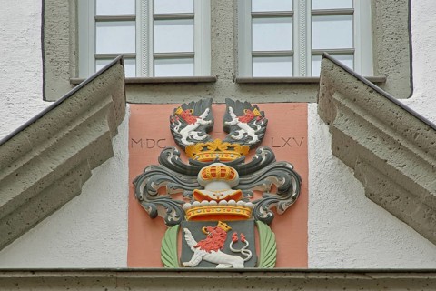 Coat of arms with the year 1665 on the portal, lion figure with crown, Roman numeral, detail,