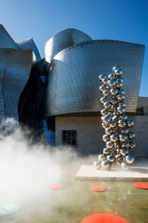 Guggenheim Museum Bilbao, architect Frank O. Gehry, sculpture Tall Tree and the Eye by Anish