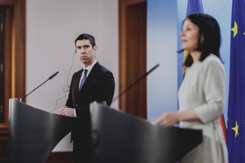 (R-L) Annalena Bärbock (Alliance 90/The Greens), Federal Foreign Minister, and Mihai Popsoi,