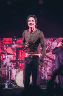 Remington Leith, singer of Palaye Royale live on Death Or Glory EU/UK Tour 2024 at Astra Kulturhaus