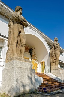 Monumental statues by Ludwig Habich and Rudolf Bosselt at the entrance portal, Ernst Ludwig House
