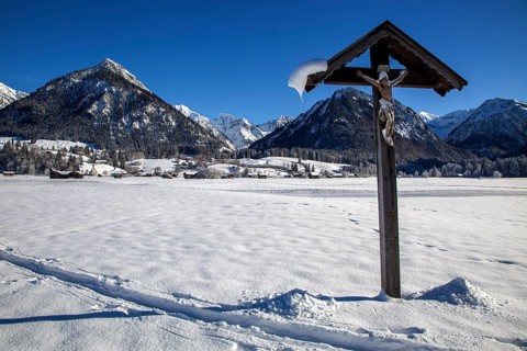 Winter landscape in the snow, wayside cross, mountains of the Allgäu Alps behind, Oberstdorf,